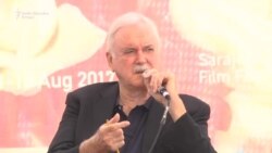 Cleese: Komedija kritikuje