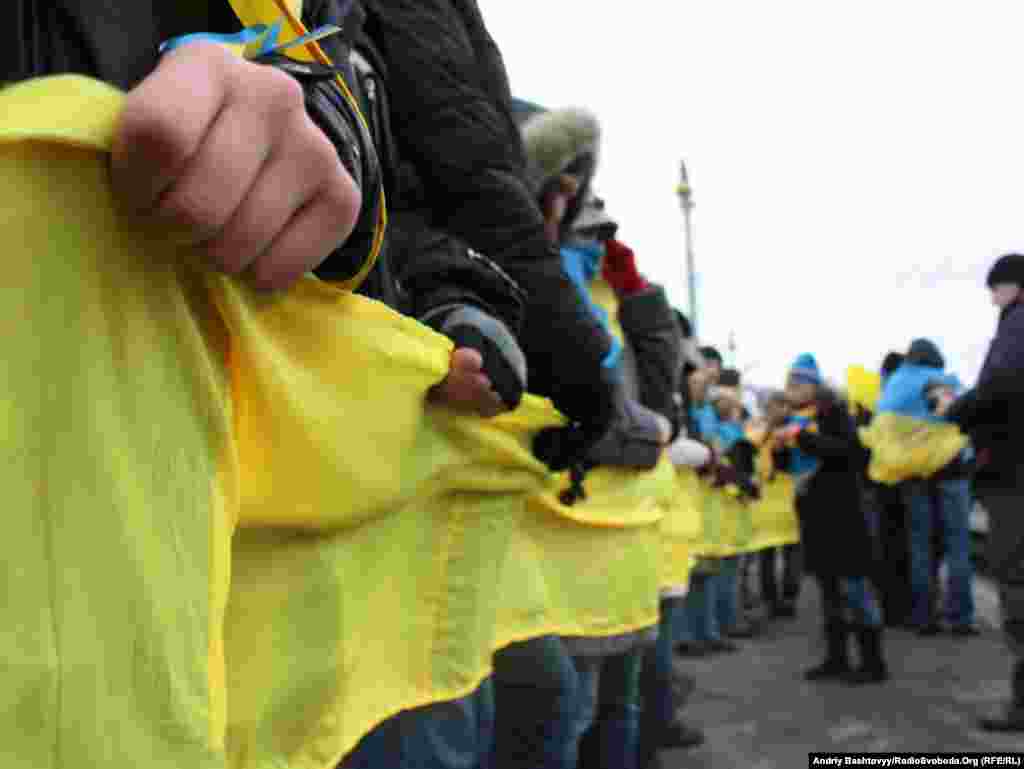 Беручи приклад з першого «живого» ланцюга в Україні, що з’єднав Київ та Львів у січні 1990 року, учасники інсценували об'єднання обох берегів України на мосту Патона