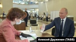 Владимир Путин. Голосование по поправкам в Конституцию