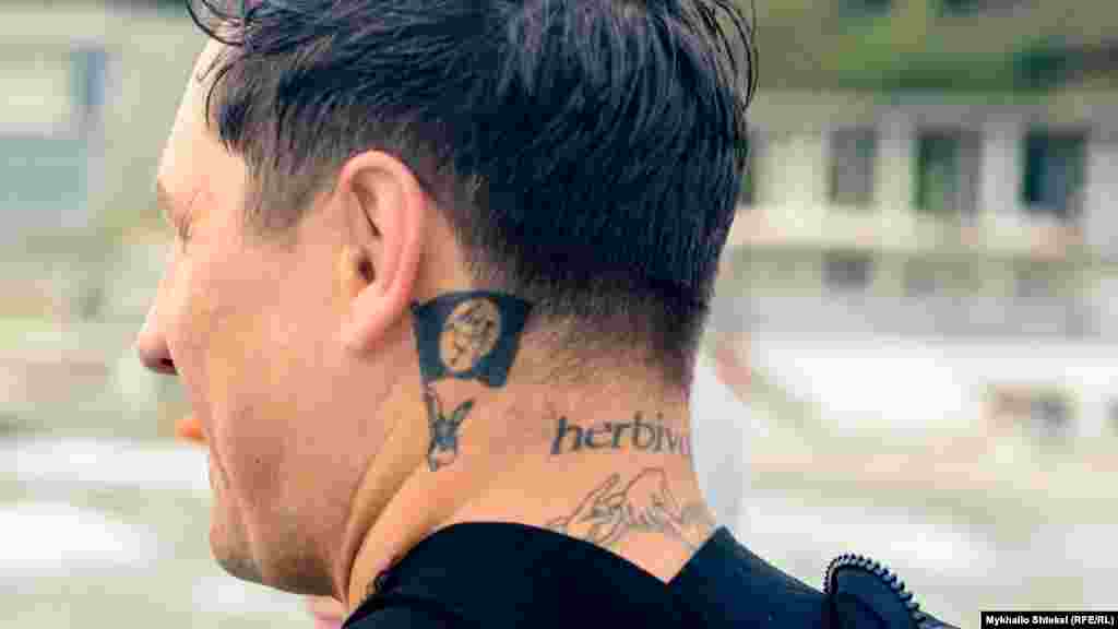 Татуювання серфера «Лефта» «herbivo» означає, що він «веган» – не їсть продукти тваринного походження