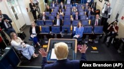 Američki predsjednik Donald Tramp na brifingu Bijele kuće u Vašingtonu, 6. aprila 2020.