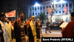 Pristalice SPC u Podgorici su nakon molebana krenule u mirnu šetnju centrom grada