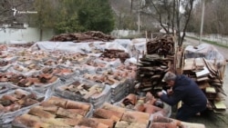 «Перчатка вандала» на черепице Ханского дворца (видео) «Перчатка вандала» на черепице Ханского дворца (видео)