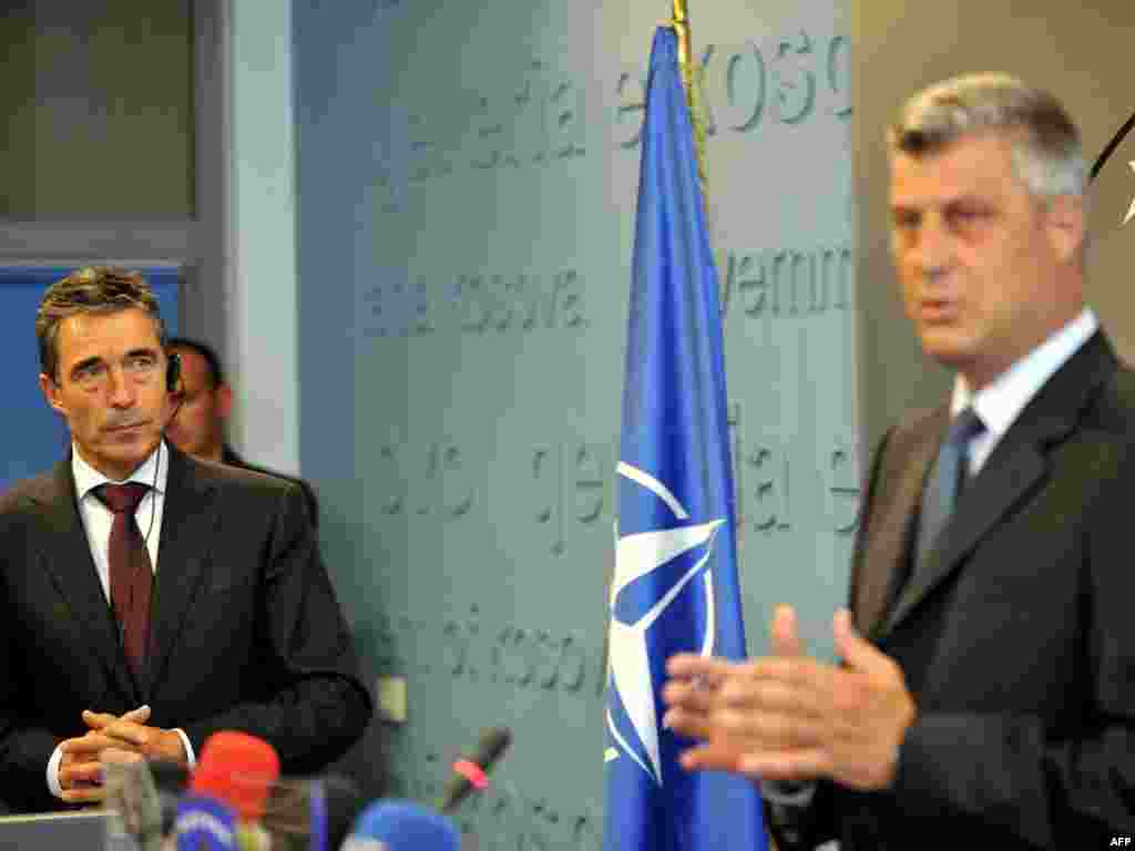 Kosovski premijer Hashim Thaci i generalni sekretar NATO-a Anders Fogh Rasmussen na konferenciji za novinare u Prištini, 15.septembar 2011, AFP Foto