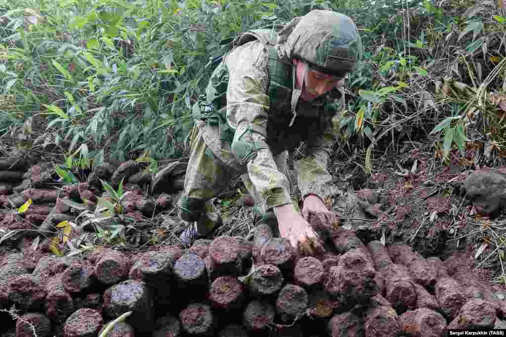 Član ekspedicije u vojnoj odori skladišti artiljerijske granate. Rukovanje takvim naoružanjem je riskantno uprkos sigurnosnom okidaču. U Njemačkoj su 2010. godine poginula tri iskusna stručnjaka dok su pokušavala ukloniti bombu iz Drugog svjetskog rata.