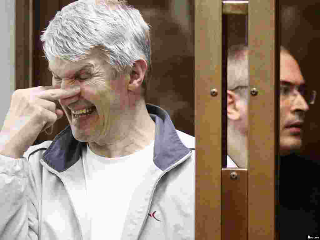 Михаил Ходорковский и Платон Лебедев в зале суда, май 2011 года