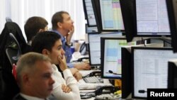 Posmatranje cijena nafte na berzi, fotoarhiv