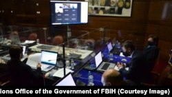 Hitna sjednica Vlade FBiH, uz izrazite zaštitne mjere preduzete zbog sprječavanja širenja korona virusa. Sjednica na kojoj se raspravljalo o nabavci vakcina održana je 16. marta 2021.