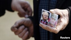 Pristalica haškog optuženika Slobodana Miloševića i ratnog zločinca Ratka Mladića u Požarevcu na godišnjicu Miloševićeve smrti