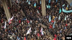 Протесты у здания парламента Крыма в Симферополе