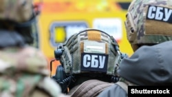 Наразі слідчі СБУ повідомили затриманому про підозру за статтею про «участь у терористичній групі чи терористичній організації»