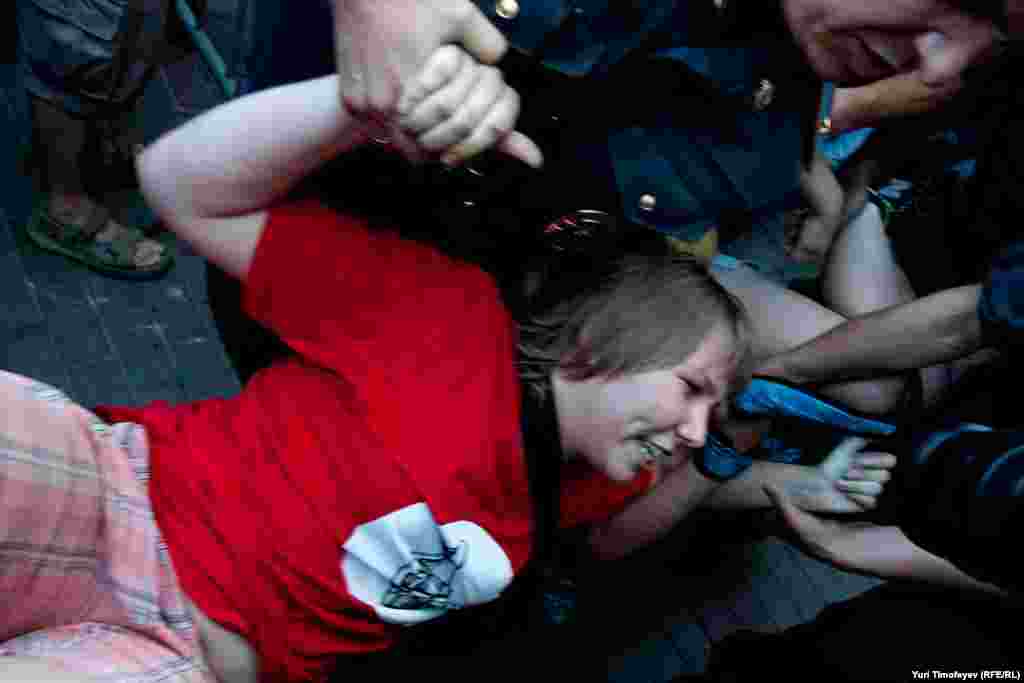 Несут в автобус. Девушка кричит "Россия без Путина!"