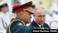 Президент РФ Владимир Путин и министр обороны РФ Сергей Шойгу (справа налево)