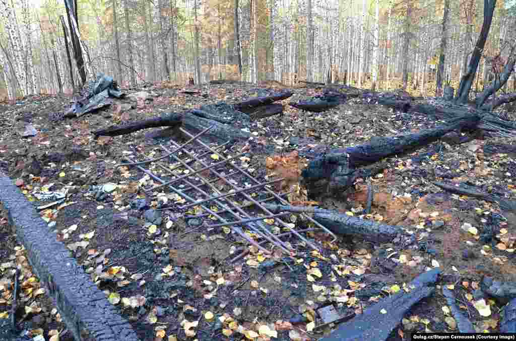 В 2013-м Черноушек со своей командой тщательно и долго планировали поездку, приехали уставшие на место бывшего лагеря, но только для того, чтобы понять, что все было уничтожено пожаром. А потом сломался мотор лодки, и они четыре дня просто плыли по течению.  