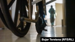 RSE je takođe iz nekoliko svojih izvora u bolnicama i Domovima zdravlja severno i južno od Ibra potvrdio da su im zalihe pri kraju, te da se primaju samo hitni slučajevi jer pacijentima nemaju čime da pruže zdravstvene usluge. 