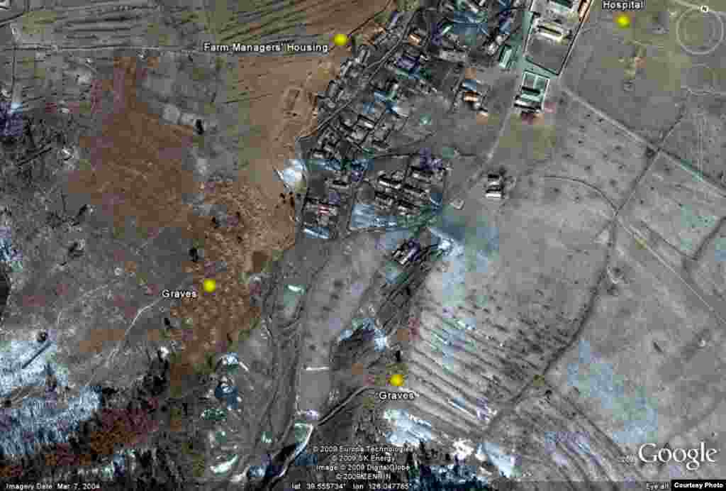 Лагерь для политических заключенных № 18. На карте отмечены могилы. Поскольку заключенных хоронят в массовых захоронениях, в отдельных могилах, вероятно, захоронены тела охранников лагеря.