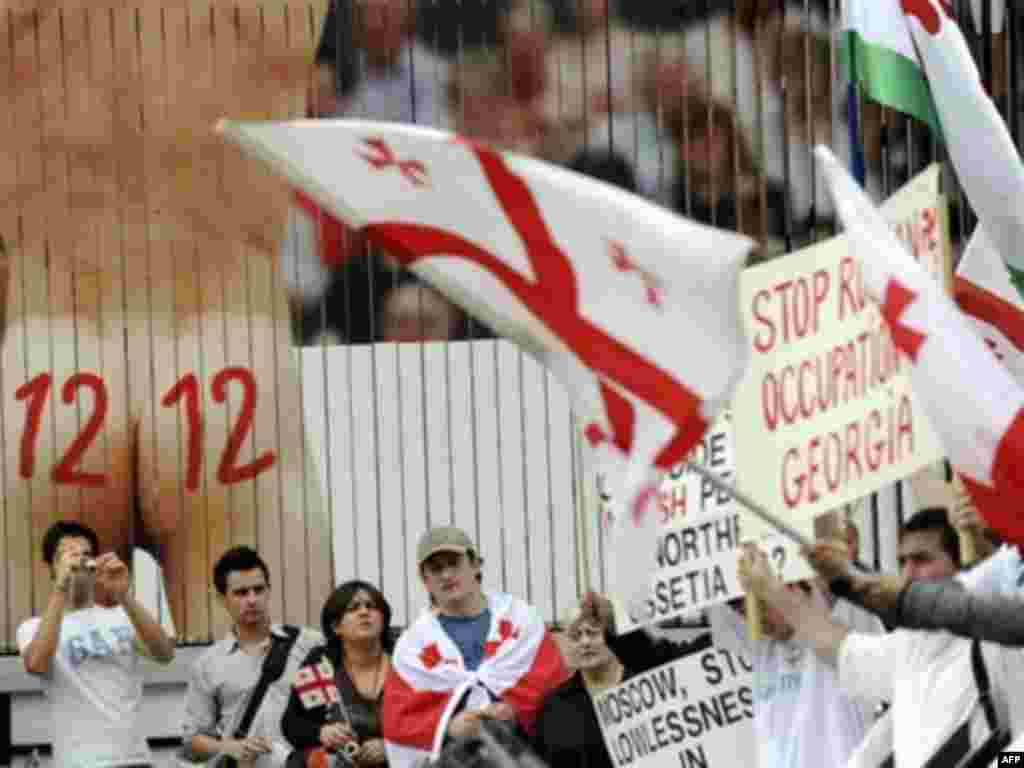 Бельгія, 1 вересня 2008 р. - BELGIUM - GEORGIA - RUSSIA - EU - SUMMIT BELGIUM, Brussels : Georgians demonstrate in front of EU headquarters ahead of an emergency European summit on Georgia's conflict with Russia on September 1, 2008 in Brussels. Tens of thousands of people were expected to rally across Georgia and in European cities as EU leaders meet for an emergency summit on the ex-Soviet republic's conflict with Russia. AFP PHOTO / JOHN THYS