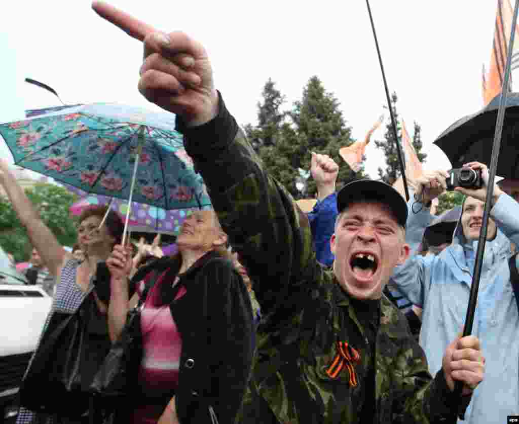 Проросійські мітингувальники святкують «незалежність Луганської області» після так званого «референдуму», Луганськ, 12 травня 2014 року