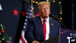 დონალდ ტრამპი კამპანიის ფარგლებში აიოვას ამომრჩევლებთან შეხვედრაზე. 2023 წლის დეკემბერი