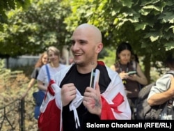 თედო აბრამოვი გათავისუფლების შემდეგ, საქალაქო სასამართლოს ეზო, 2025 წლის 15 აგვისტო