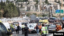 Izraelski policajci i hitne službe rade na mjestu gdje se, na periferiji Jeruzalema, dogodila pucnjava, 8. septembar 2025.