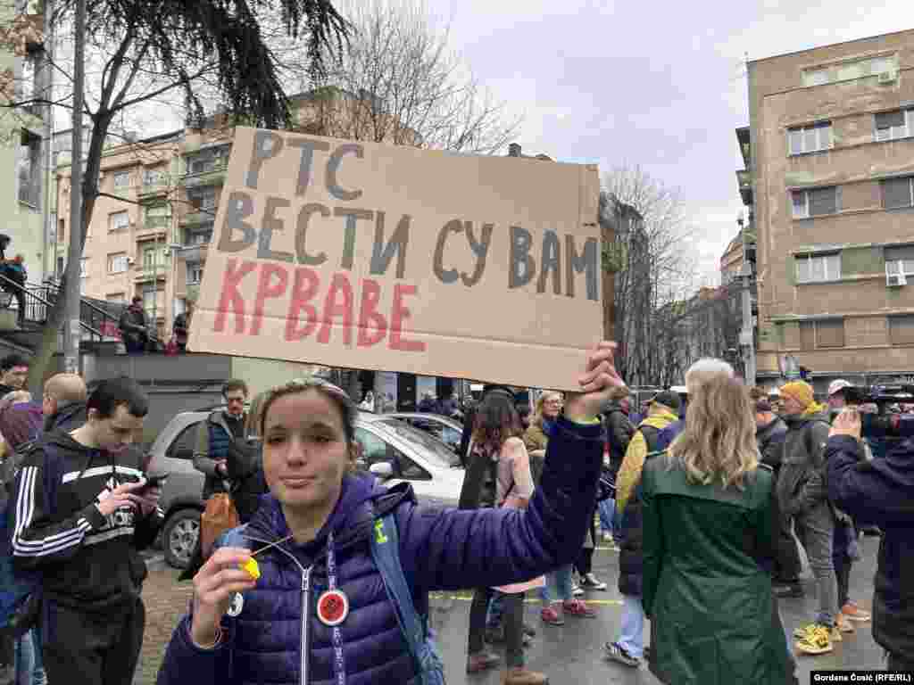 "RTS -.vesti su vam krvave", piše na transparentu tokom protesta ispred RTS-a u Beogradu, 11. marta 2025.