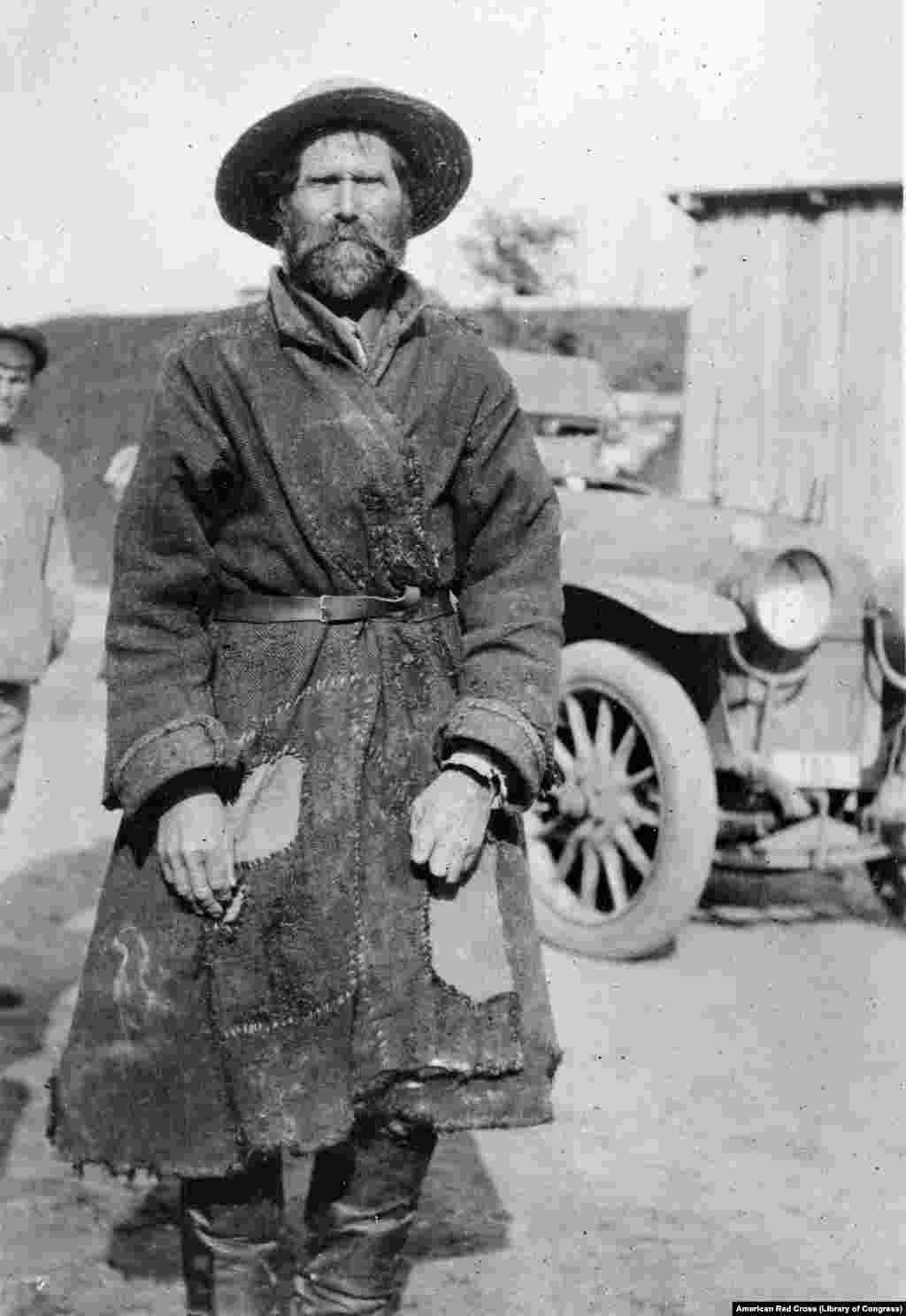 ჩამოძონძილი ბოლშევიკი 1919 წელს, ტყვედ ჩავარდნის შემდეგ. სამოქალაქო ომში ერთმანეთს ძირითადად უპირისპირდებოდნენ კომუნისტი ბოლშევიკები (ასევე ხალხი, რომელსაც მათ მხარეს ბრძოლას აიძულებდნენ) და შეიარაღებული რაზმების „თეთრებად“ ან „თეთრგვარდიელებად“ წოდებული გაერთიანება, რომელიც ეწინააღმდეგებოდა რუსეთის ხელისუფლებაში 1917 წელს კომუნისტების მოსვლას.