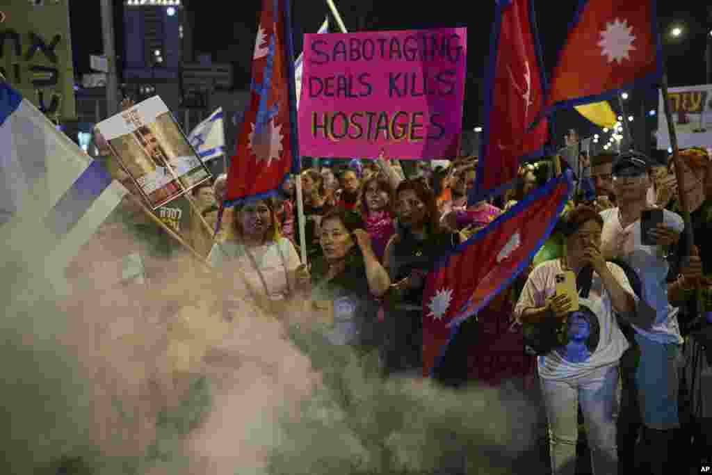 Ljudi na protestu traže kraj rata i trenutno oslobađanje talaca koje Hamas drži u Pojasu Gaze, u Tel Avivu, Izrael, 23. avgusta 2025.