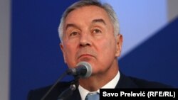 Ruski vladini mediji, kao i Ruska pravoslavna crkva, daju otvorenu podršku Srpskoj pravoslavnoj crkvi, a pored toga koriste zbivanja u Crnoj Gori kao novu priliku za negativnu kampanju protiv Mila Đukanovića i antizapadnu propagandu.