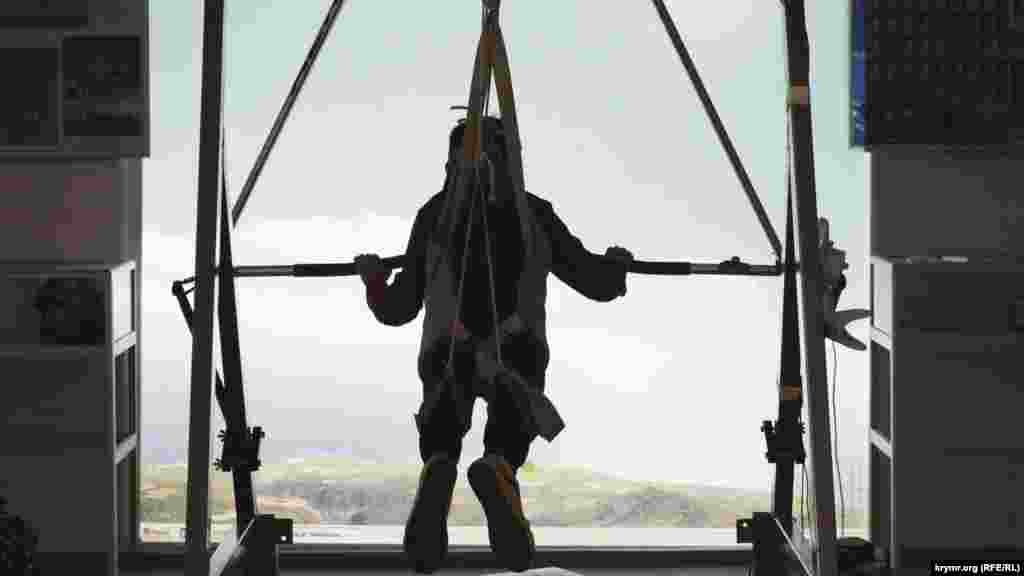 Феодосия, музей свободного полета им. Константина Арцеулова, внука Ивана Айвазовского. В одном из трех залов музея посетителям предоставляется возможность полетать на симуляторе дельтаплан, 2 декабря 2017 года