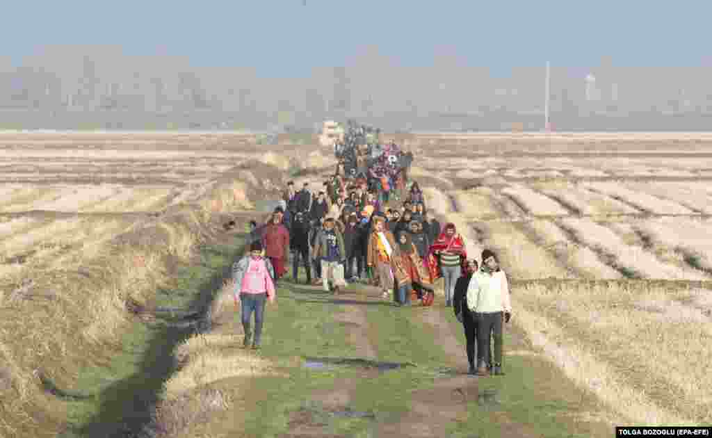 Izbjeglice se udaljavaju od grčko-turske granice nakon što su spriječene da uđu u Grčku 2. marta u blizini rijeke Meric.