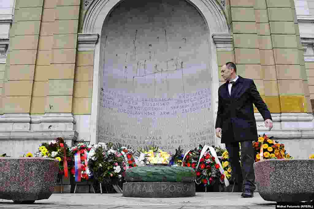 Polaganje cvijeća na spomen-obilježje "Vječna vatra"