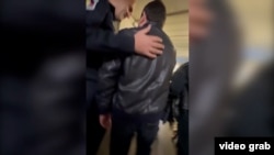 Մասիսի քաղաքապետ Դավիթ Համբարձումյանին կալանավորում են օդանավի վայրէջք կատարելուն պես, արտապատկերում Նարեկ Մալյանի ֆեյսբուքյան էջում հրապարակված տեսանյութից