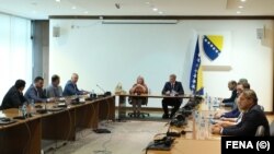 Konsultativni sastanak predsjedavajućeg Predstavničkog doma Denisa Zvizdića sa članovima Kolegijuma Parlamenta BiH i predsjednicima klubova poslanika u Sarajevu, 1. septembra 2021. godine.
