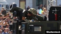 Украинский военный с противотанковым ракетным комплексом Javelin, парад в Киеве в честь Дня независимости Украины, 24 августа 2018 года
