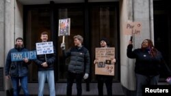 Štrajkači u Londonu, 1. februar 2023. godine. Očekuje se da će 1. februara štrajkovati oko 300.000 nastavnika, koji su najveća grupa među 500 hiljada štrajkača. 