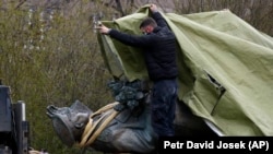 Учасниками акції були члени крайньої лівої партії «Інша Росія», які вимагали повернути «на місце» знесений у Празі пам’ятник радянському маршалу Іванові Конєву