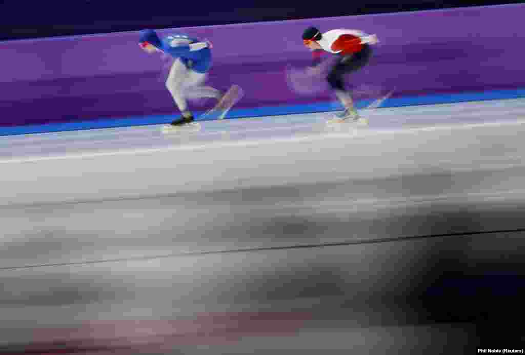 Швидкісне катання на ковзанах: Наталія Вороніна з Росії та Мартіна Саблікова з Чеської Республіки під час фіналу жіночих змагань на дистанції 5000 метрів. Саблікова виборола «срібло», Вороніна – «бронзу» 