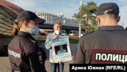 Дмитрий Грунин на пикете за свободу слова и мирных собраний.