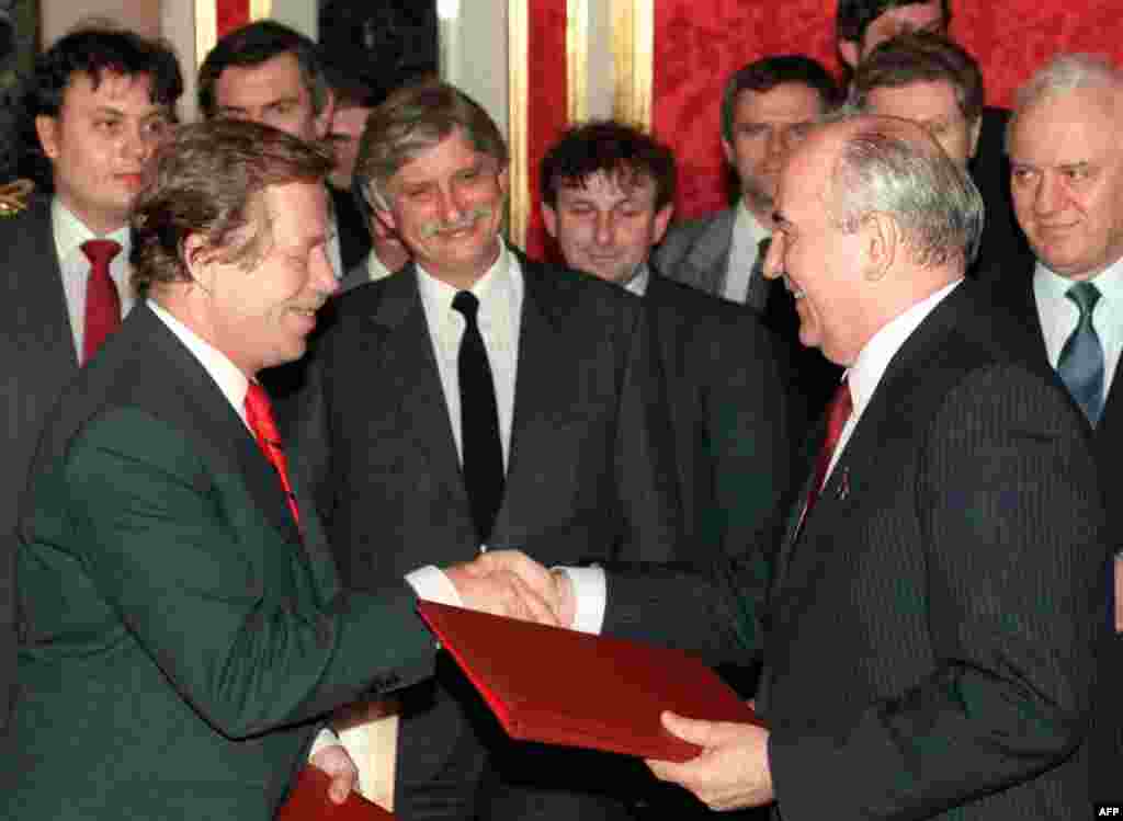 Čehoslovački predsjednik Vaclav Havel rukuje se sa Gorbačovim dok razmjenjuju dokument o povlačenju sovjetskih trupa, Moskva, 26. februar 1990.