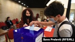 Sa jednog od biračih mesta u Herceg Novom, 9. maja 2021. Izbori u ovom gradu na crnogorskom primorju su drugi po redu lokalni izbori od promjene republičke vlasti u Crnoj Gori u avgustu 2020. godine.