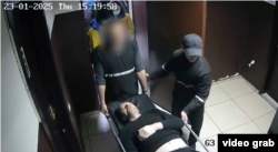 ცუდად მყოფი პატიმარი, გორგაძე ექიმებს ციხიდან კლინიკაში გადაჰყავთ. კადრი იუსტიციის სამინისტროს გავრცელებული ვიდეოდან.