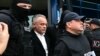 Vladimir Plahotniuc este escortat de oamenii legii la ieșirea din Aeroportul Chișinău.