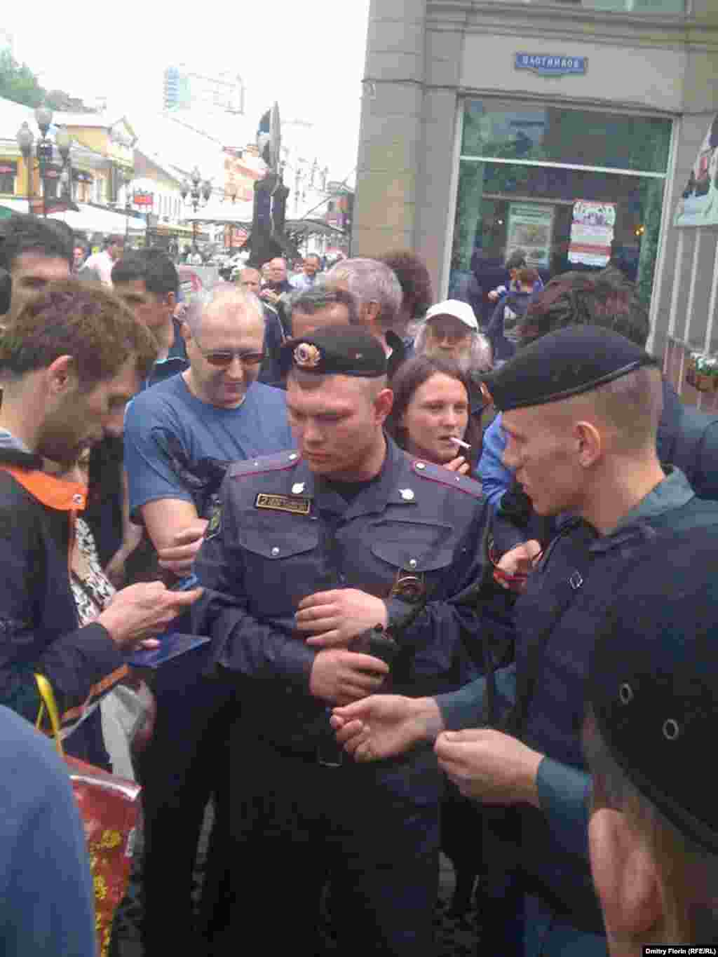 На Старом Арбате полиция забрала около 10 человек и увезла, остальных проверяют