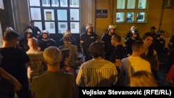 Policija i građani na Vračaru, Beograd, u noći između 2. i 3. jula 2025.