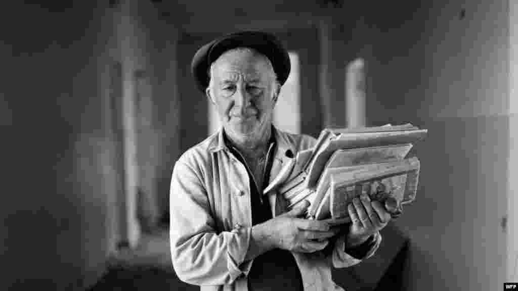 Один из рабочих, нанятых для уборки школы. Школа №1, Беслан, Северная Осетия. 16 сентября 2004. Джеймс Хилл 