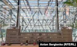 რადიო თავისუფლების პირველი შენობის (მიუნხენში) მაკეტი, რომელიც პრაღაში, რადიო თავისუფლების სათავე ოფისში დგას.