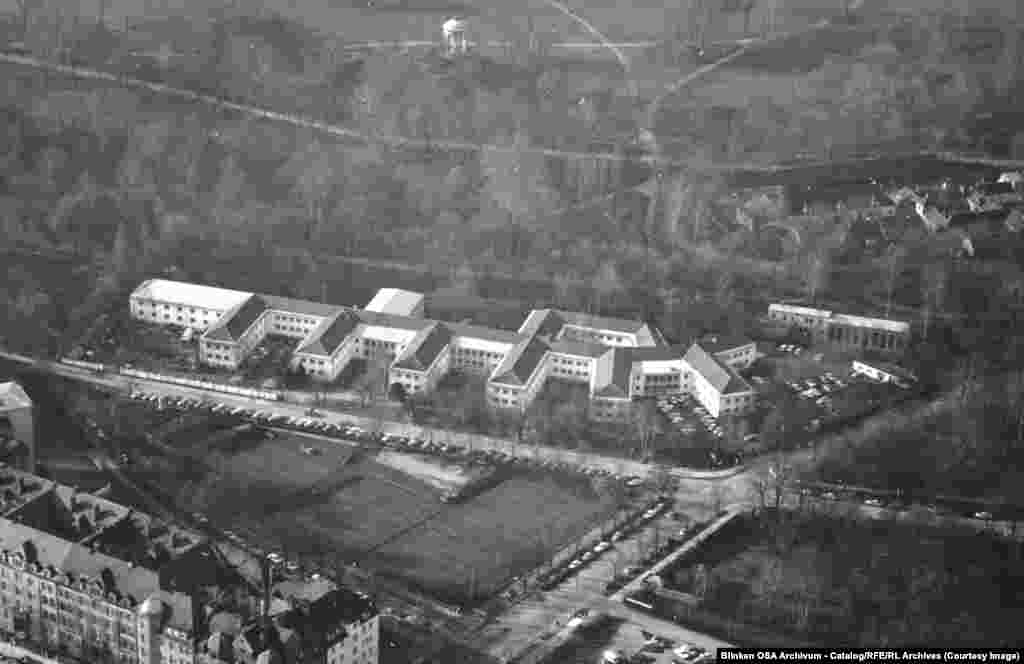 რადიო თავისუფალი ევროპის შტაბ-ბინა ამ კომპლექსში იყო განთავსებული მიუნხენის ინგლისური ბაღის პარკის გვერდით.რადიო თავისუფალი ევროპის (RFE) სამიზნე ევროპის კომუნისტური სახელმწიფოები იყო. 1953 წელს დაარსდა რადიო თავისუფლება (RL), რომლის მიზანიც საბჭოთა კავშირში მაუწყებლობა იყო.