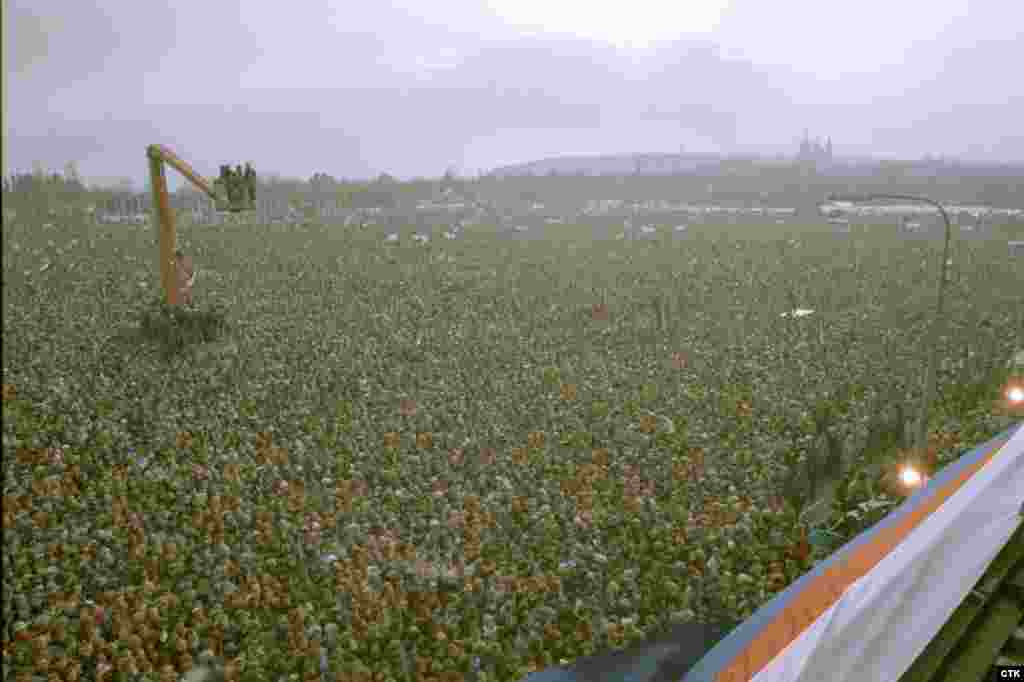 26 ноябрь - Прагаялъул Летна абулеб мухъалде митингалде вачIана 500 азарго чи. Гьезда цевеги кIалъана оппозициялъул лидер Вацлав Гьавел.   