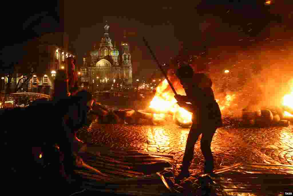 "В этот день, когда государство призывает праздновать день защитника отечества – мы призываем всех встать на праздник Майдана и защиту своей свободы. Мосты горят и назад дороги уже нет", - заявили участники акции